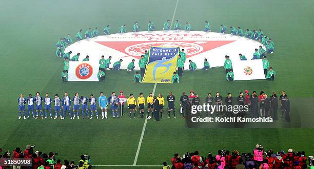 The two teams line up for the Toyota Cup between FC Porto and Once Caldas at Yokohama International stadium on December 12, 2004 in Yokohama, Japan.