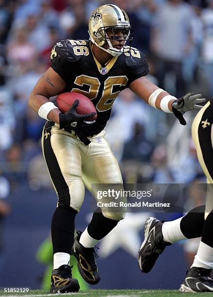 Running back Deuce McAllister of the New Orleans Saints runs against the Dallas Cowboys on December 12, 2004 at Texas Stadium in Irving, Texas.