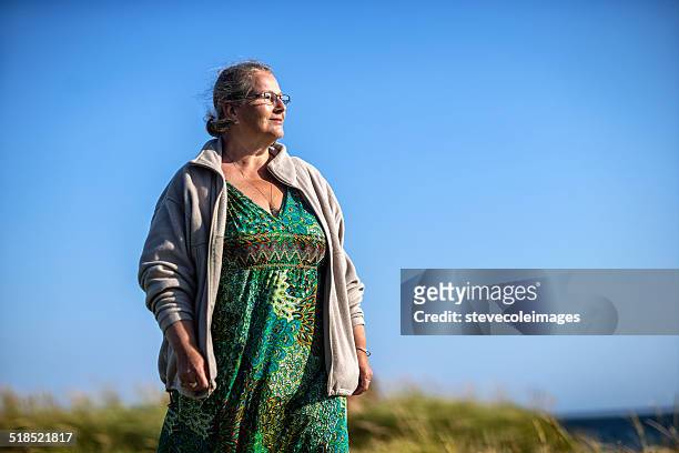 woman walking - chubby stockfoto's en -beelden