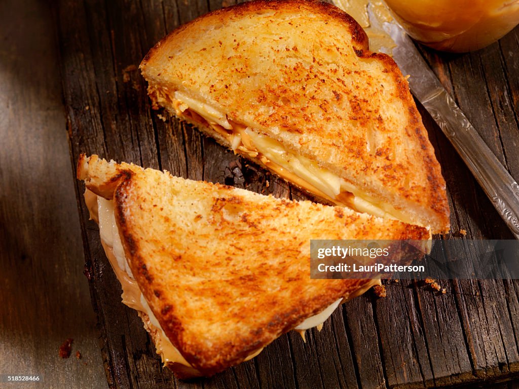 Grilled Peanut Butter and Banana Sandwich