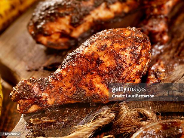 jerk chicken with corn - jerk chicken stockfoto's en -beelden