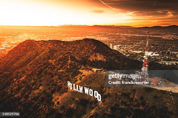 vista aérea de hollywood firmar al atardecer - hollywood hills los angeles fotografías e imágenes de stock