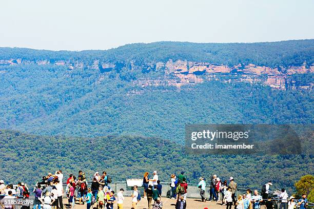 touristes à l'echo point lookout à blue mountains, en australie - parc-national-des-blue-mountains photos et images de collection