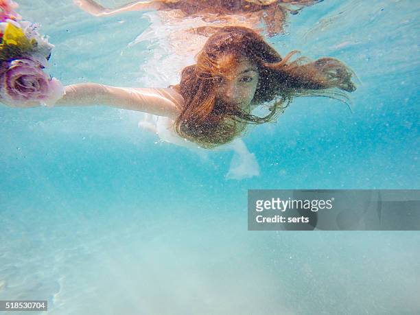 braut sie die unterwasserwelt - girls in wet dresses stock-fotos und bilder