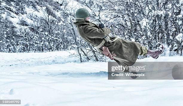 falling wwii us army combat soldier shot by enemy ambush - fallen soldier 個照片及圖片檔