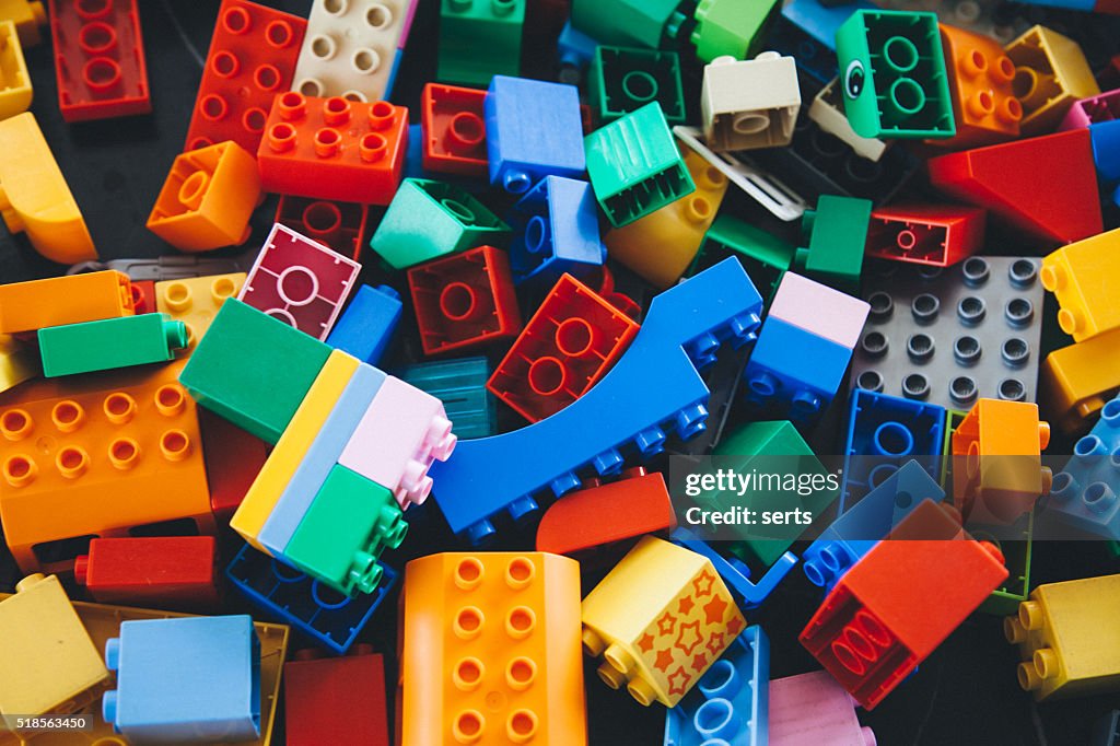 Lego-Steine und Häuserblocks
