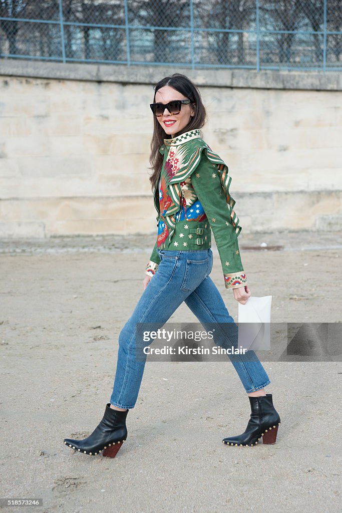 Street Style -Paris Fashion Week : Day Five Womenswear Fall Winter 2016/2017
