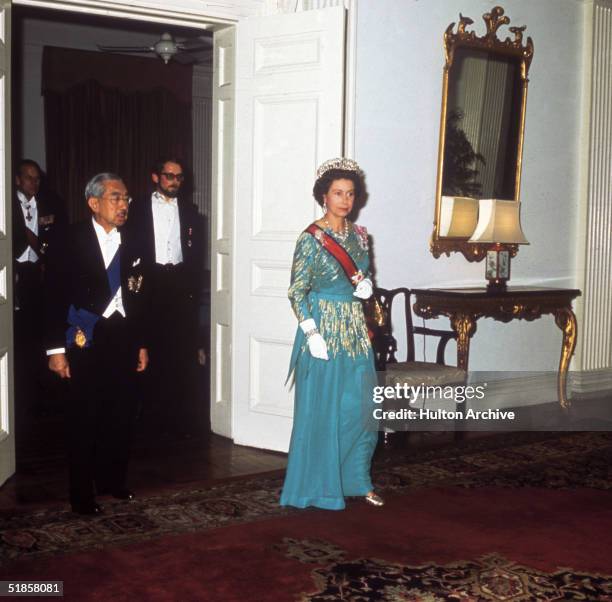 Uez Elizabeth Queen In Japanese Photos and Premium High Res Pictures - Getty Images