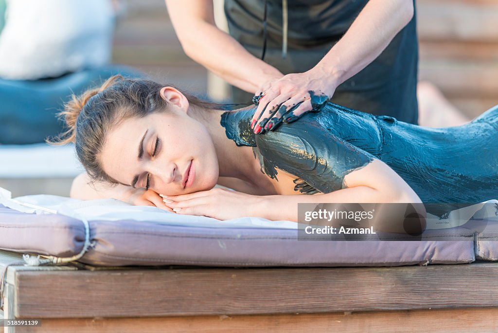 Massage mit Schlamm