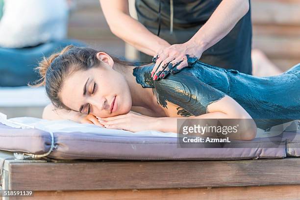 massage mit schlamm - fango stock-fotos und bilder