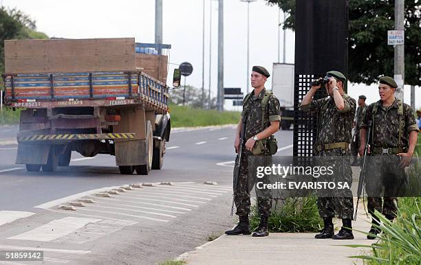 Tropas del ejercito brasileno montan guardia el 14 de diciembre de 2004 en una ruta de acceso a Belo Horizonte, como parte del aparato de seguridad...