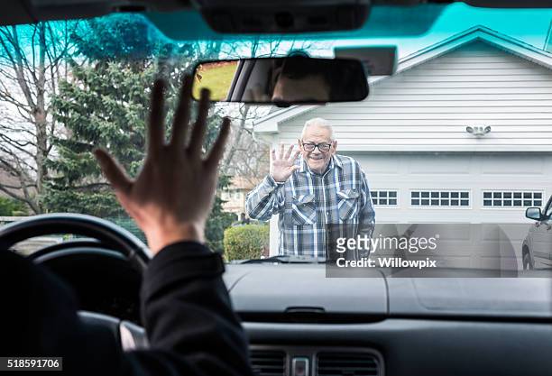 noleggio conducente nonno e nipote di addio al parabrezza - sventolare la mano foto e immagini stock