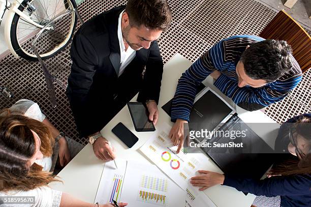working group analyzing reports - table numbers stockfoto's en -beelden