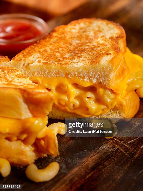 grilled macaroni and cheese sandwich - mac and cheese stock pictures, royalty-free photos & images