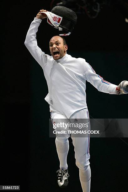 Photo prise le 22 aout 2004 a Athenes de l'epeiste francais Hugues Obry manifestant sa joie apres un combat. Champion olympique par equipes, il a...