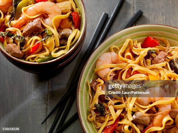 shrimp and beef stir fry with noodles - chinese noodles stockfoto's en -beelden