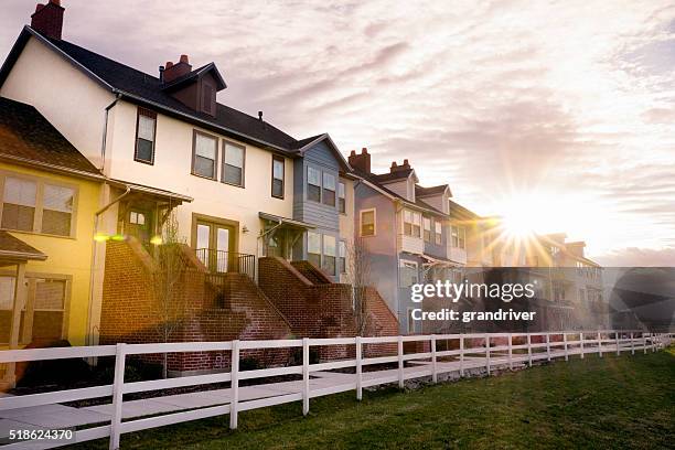 moderno apartamento con un hermoso paisaje con nubes - townhouse fotografías e imágenes de stock