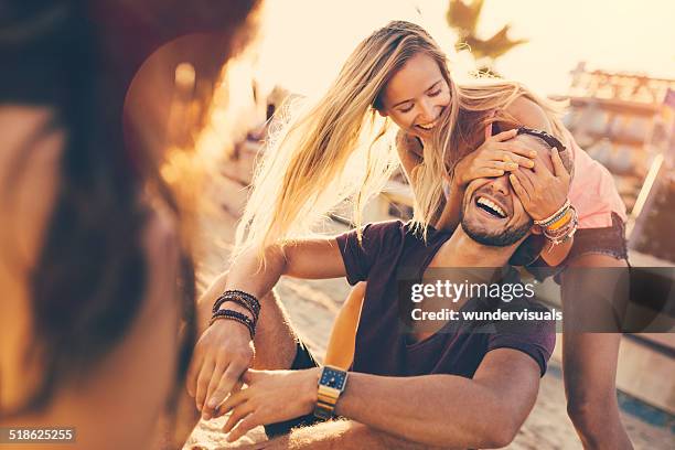 mädchen überrascht guy - augen zuhalten stock-fotos und bilder