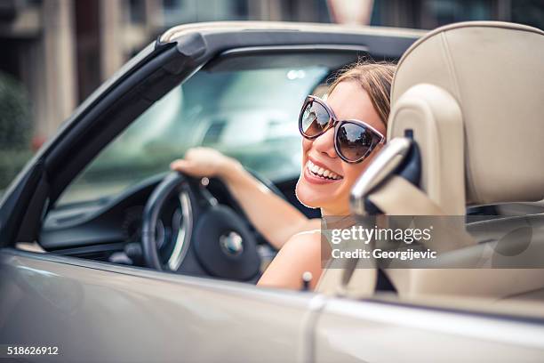 travel-liebhaber - junge frau allein stock-fotos und bilder