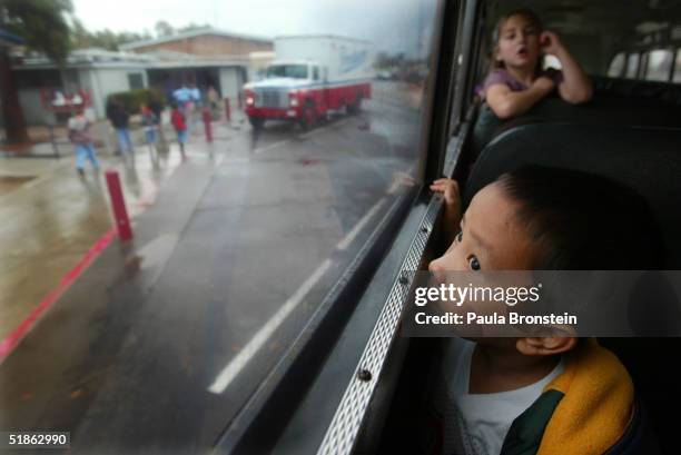 vang family living in the u.s.a - minorité miao photos et images de collection