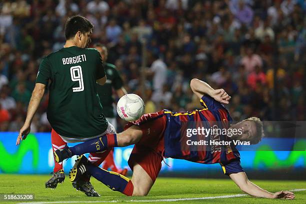 Gheorghe Popescu of Barcelona Legends struggles for the ball with Jared Borguetti of Leyendas de Mexico during the match between Leyendas de Mexico...