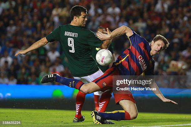 Gheorghe Popescu of Barcelona Legends struggles for the ball with Jared Borguetti of Leyendas de Mexico during the match between Leyendas de Mexico...