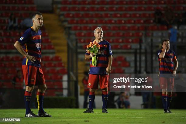 Hristo Stoichkov of Barcelona Legends holds flowers during a tribute to Johan Cruyff during the match between Leyendas de Mexico and FCB Legends at...