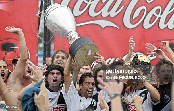 Diego Perrone levanta la copa y festeja con sus companeros de Danubio la obtencion del campeonato uruguayo de futbol al derrotar a Nacional por 1-0,...