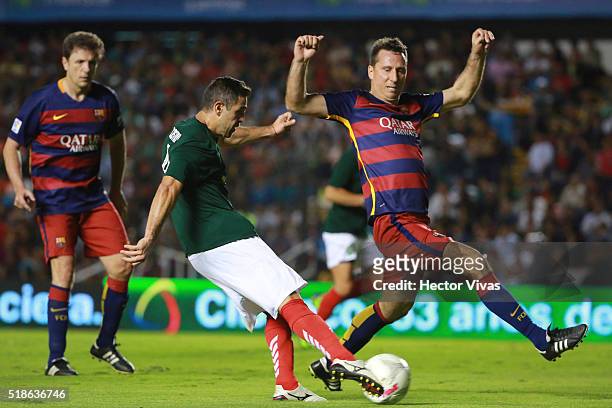 Frederic Dehu of Barcelona Legends struggles for the ball with Antonio Castro of Leyendas de Mexico during the match between Leyendas de Mexico and...