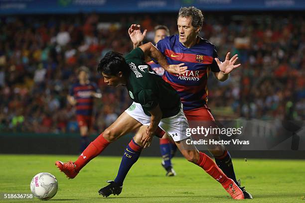 Andoni Goikoetxea of Barcelona Legends struggles for the ball with Alberto Rodriguez of Leyendas de Mexico during the match between Leyendas de...