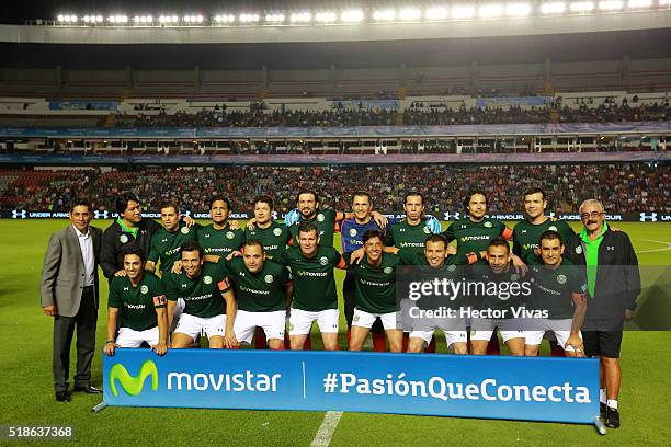 Players of Leyendas de Mexico pose prior the match between Leyendas de Mexico and FCB Legends at La Corregidora Stadium on april 01, 2016 in...