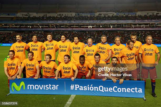 Players of Barcelona Legends pose prior the match between Leyendas de Mexico and FCB Legends at La Corregidora Stadium on april 01, 2016 in...