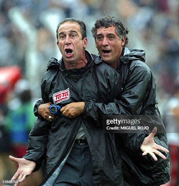 Gerardo Pelusso director tecnico de Danubio, festeja con un asistente el final del partido y la obtencion del campeonato uruguayo de futbol al...