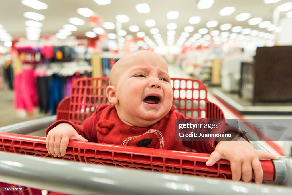Pleurs de bébé dans un panier d'achats