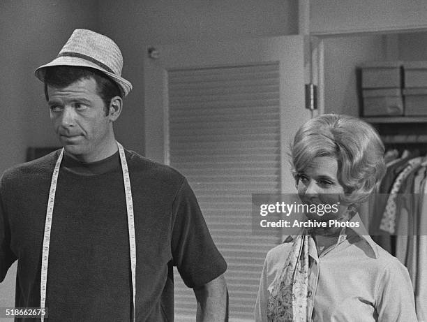 American actors Robert Reed , as Mike Brady, and Florence Henderson as Carol Brady, in the US TV sitcom 'The Brady Bunch', circa 1970.