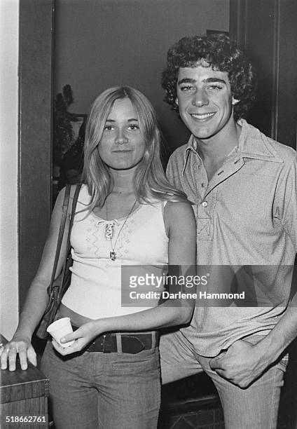 American actors Maureen McCormick and Barry Williams, stars of the US TV sitcom 'The Brady Bunch', circa 1972.