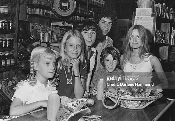 Child cast members of the US TV sitcom 'The Brady Bunch', circa 1972. Left to right: Susan Olsen, Eve Plumb, Christopher Knight, Barry Williams, Mike...