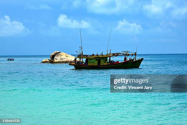 perhentian island boat at kecil, malaysia - andando de chalana - fotografias e filmes do acervo