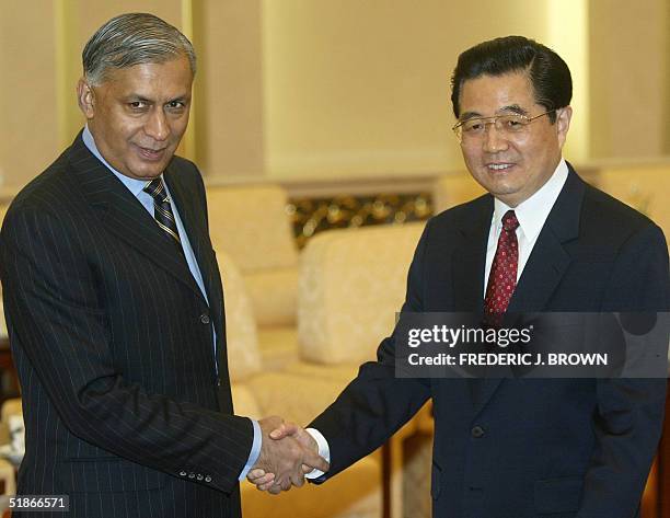 Visiting Pakistan Prime Minister Shaukat Aziz meets with Chinese President Hu Jintao , 16 December 2004, at the Great Hall of the People in Beijing....