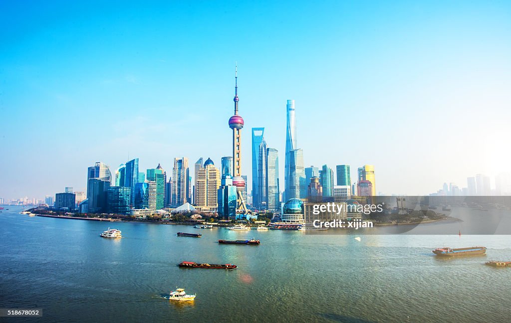 Silhouette de Shanghai en journée ensoleillée