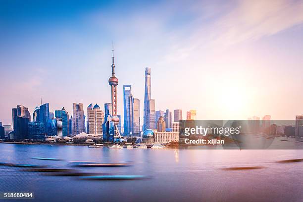 shanghai pudong skyline - shanghai stockfoto's en -beelden