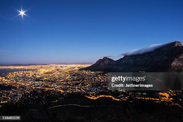 cape town in der nacht skyline panorama - straßenlaterne stock-fotos und bilder