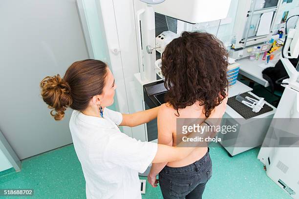krankenschwester mit junge frauen, die mammography - mammographie stock-fotos und bilder