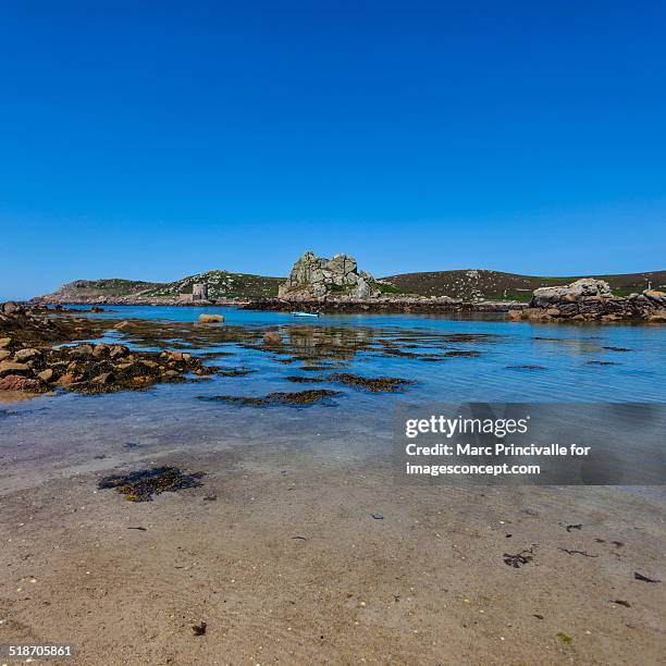 isolated beach on the isles of scilly - off the beaten path refrán en inglés fotografías e imágenes de stock