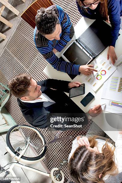 grupo de trabajo de análisis de los reportes - informe de progreso fotografías e imágenes de stock