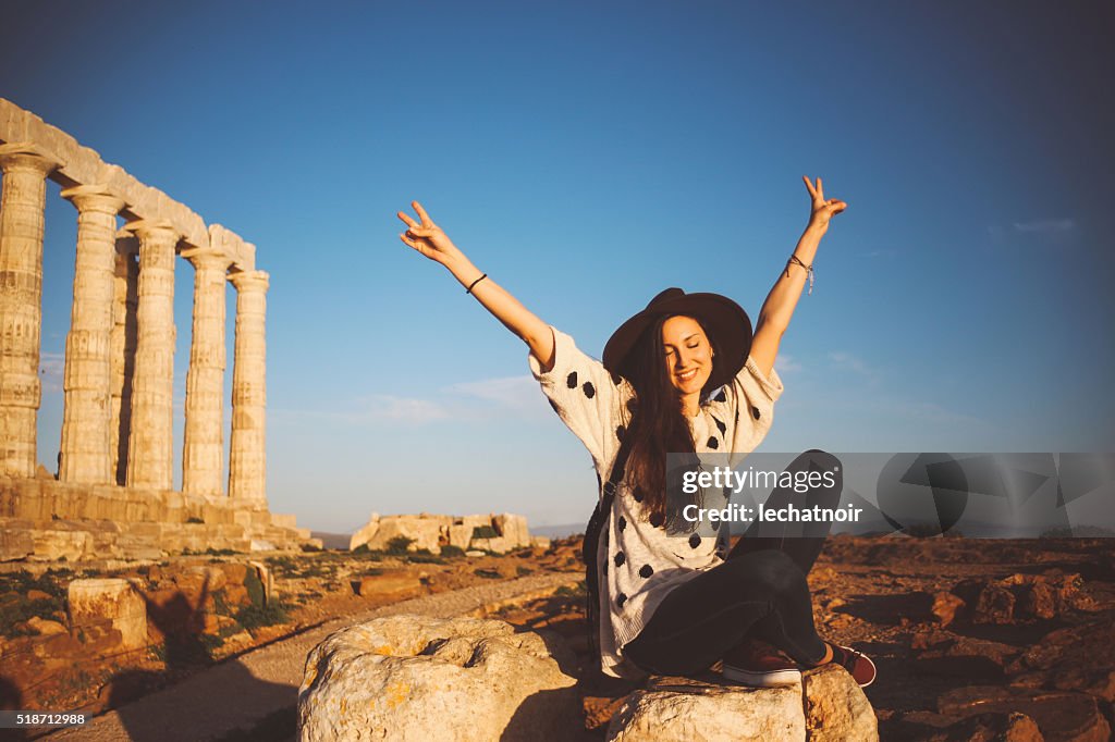 Junge modische Tourist Frau entspannen und Besichtigungen in Griechenland