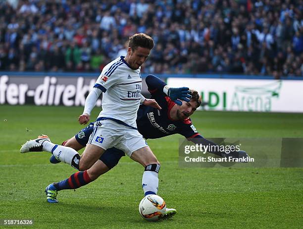 Nicolai Müller of Hamburg scores his goal during the Bundesliga match between Hannover 96 and Hamburger SV at HDI-Arena on April 2, 2016 in Hanover,...