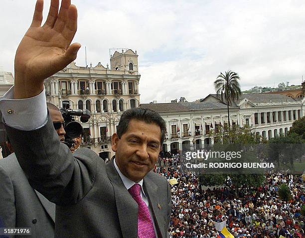 El presidente de Ecuador Lucio Gutierrez saluda desde el balcon del Palacio de Carondelet en Quito el 16 de diciembre de 2004. Cerca de tres mil...