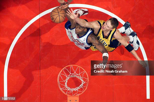 Bobby Simmons of the Los Angeles Clippers looks to pass during the game with the Indiana Pacers on December 1, 2004 at the Staples Center in Los...