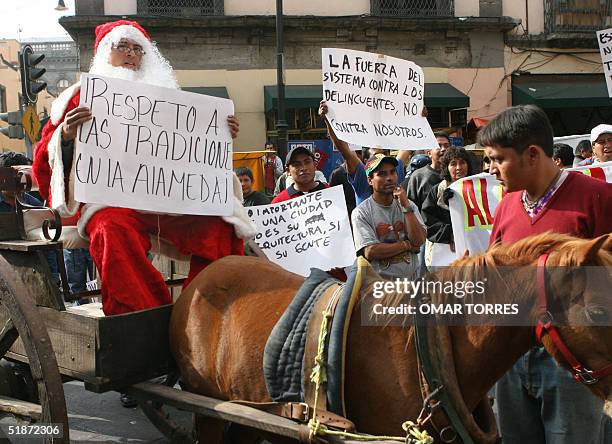 Un hombre con traje de Santa Claus participa desde un carro en una protesta frente a la sede de la Asamblea Legislativa de Ciudad de Mexico el 16 de...
